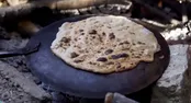 پخت نان محلی به شیوه پیرزن روستایی