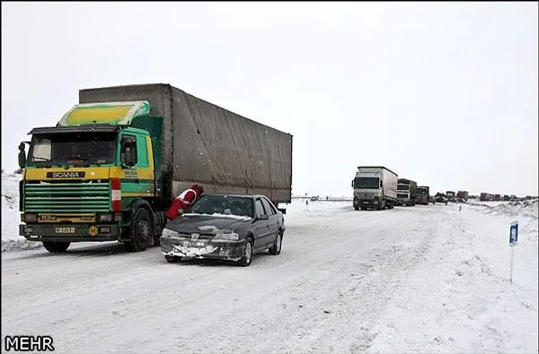 عملیات امداد و نجات و کمک رسانی به حادثه دیدگان در جاده های سبزوار با حضور یگانهای امداد نجات هلال احمر انجام شد