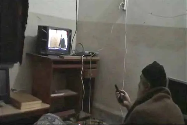تنها تصویری که از بن لادن پیش از مرگ و در محل اختفایش در آبیت آباد منتشر شده است.