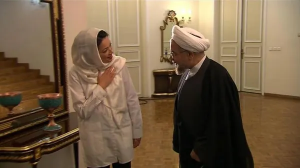 تصویر &laquo;آن کاری&raquo; گزارشگر اختصاصی ان بی سی در حال گپ با روحانی قبل از مصاحبه-  رئیس جمهور کشورمان در مصاحبه ای اختصاصی با شبکه ان بی سی آمریکا گروه تکفیری - تروریستی داعش را به خاطر رفتار سبعانه محکوم کرده اما ائتلاف تحت رهبری آمریکا علیه این گروه را "جوک" خواند.به گزارش ان بی سی آقای روحانی در این مصاحبه تصمیم باراک اوباما رئیس جمهور آمریکا برای حملات هوایی علیه داعش را زیر سوال برده است.آقای روحانی گفت: "آیا آمریکایی ها از دادن تلفات در کارزار نبرد در عراق می ترسند؟ آیا نگران کشته شدن سربازان خود در نبردی هستند که ادعا می کنند علیه تروریسم است؟"او گفت:&zwnj; "اگر آنها می خواهند از هواپیما استفاده کننده و اگر می خواهند از هواپیمای بدون سرنشین استفاده کنند تا هیچ آمریکایی زخمی نشود، آیا واقعا می توان بدون سختی، بدون فداکاری با تروریسم جنگید؟ آیا اینطوری می شود به اهداف بزرگ رسید؟ در همه مسائل منطقه ای و بین المللی برنده کسی است که آماده فداکاری باشد"./NBC-@AnnCurry
