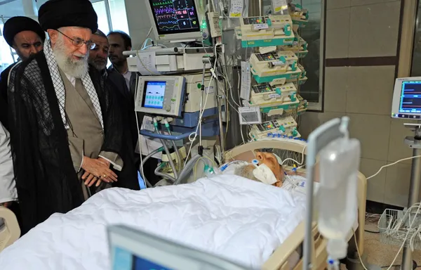 حضرت آیت الله خامنه ای رهبر معظم انقلاب، عصر پنجشنبه با حضور در یکی از بیمارستان های تهران از آیت الله مهدوی کنی رییس مجلس خبرگان رهبری عیادت کردند/Leader O W
