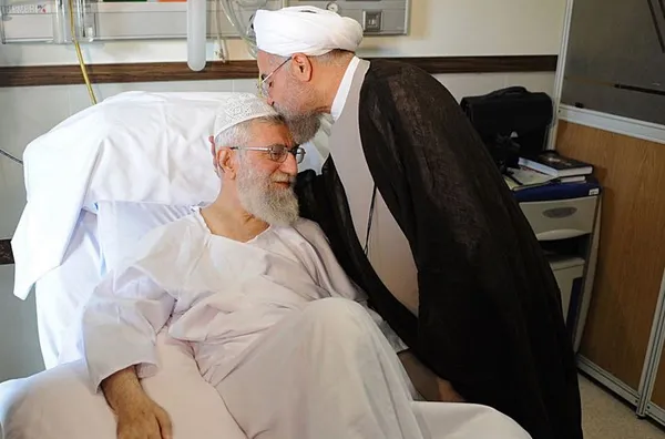 حجت الاسلام حسن روحانی رییس جمهوری صبح (شنبه) در اولین روز پس از بازگشت به کشور با حضور در بیمارستان از حضرت آیت الله خامنه ای رهبر معظم انقلاب اسلامی عیادت کرد./Leader O.W
