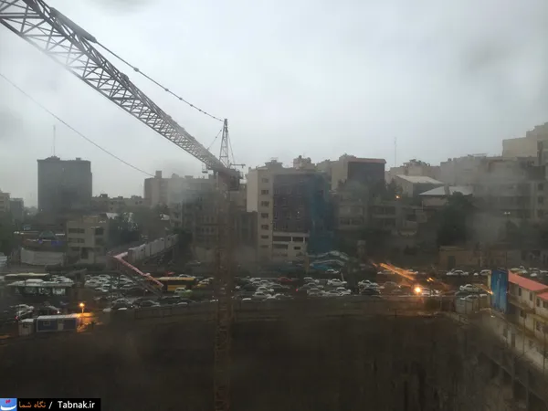 انسداد مدرس جنوب به دليل سقوط داربست روي خودروهاي عبوري