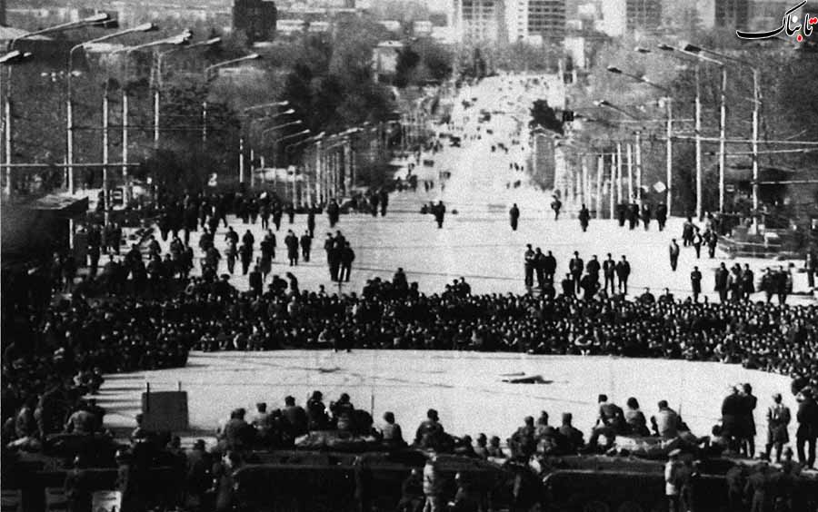 15 فوریه 1990/دوشنبه
تجمع مردم در برابر ساختمان وزارت کشور در دوشنبه، پس شورش های قومی در دوشنبه و چند شهر دیگر تاجیکستان دولت محلی حالت فوق العاده اعلام کرد.
