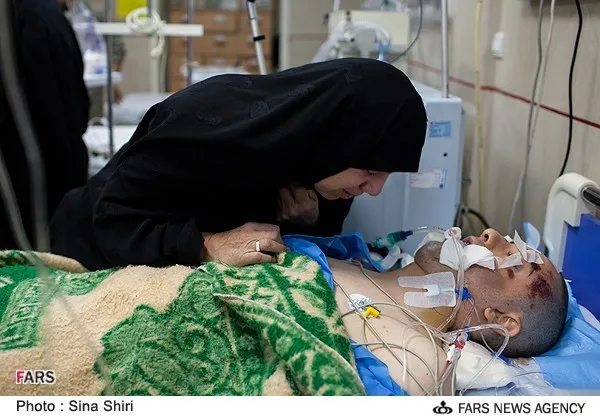 وداع مادر هاشم فرجی جوان 25 ساله در بیمارستان مسیح دانشوری، اعضای بدن این جوان مرگ مغزی با موافقت خانواده اش اهدا می شود. سه شنبه ۸ اسفند ۱۳۹۱