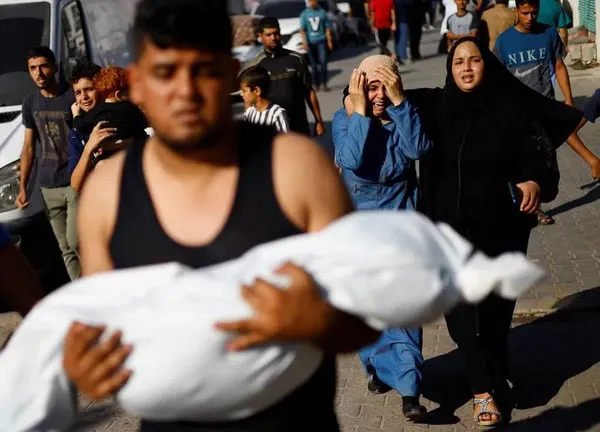 خان یونس، غزه ــ مردی جنازه یک کودک فلسطینی را حمل می کند که در حملات رژیم صهیونیستی کشته شد.