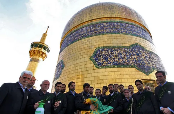 در آستانه میلاد با سعادت ثامن الحجج، حضرت علی ابن موسی الرضا (ع) صبح روز شنبه در مراسمی پرچم سبز رضوی بر فراز گنبد بارگاه منور رضوی به اهتزاز درآمد./IRNA

