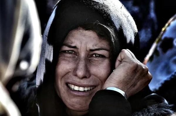 یک زن آواره سوری در مراسم تشییع جنازه یکی از مدافعان شهر کوبانی در سوروک ترکیه اشک می&zwnj;ریزد./AFP
