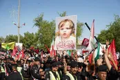 تصویر نوه رهبرشهید بر دستان عزاداران عراقی