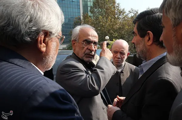 خانواده و اطرافیان مرحوم عسگراولادی در بیمارستان دی