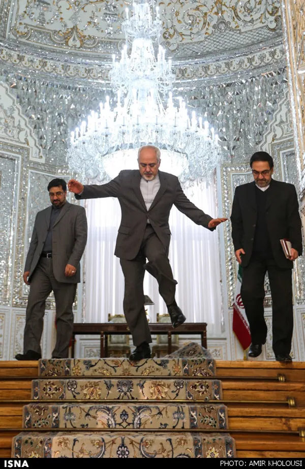 ظریف در حاشیه دیدار رییس کمیسیون سیاست خارجی سنای ایتالیا نزدیک بود با سر از پله ها فرود بیاید
