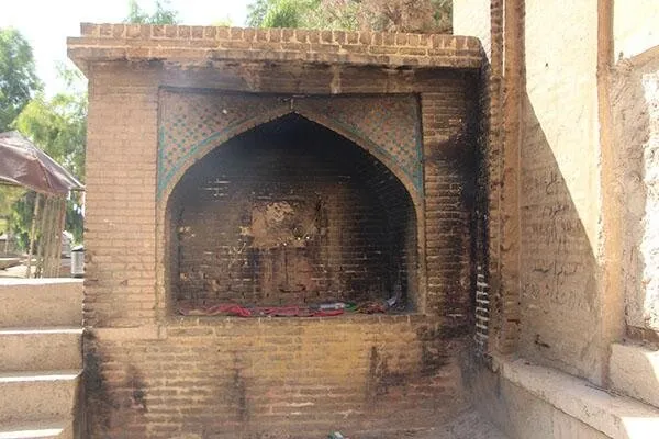 به آتش کشیدن بخشی از یک آرامگاه خانوادگی از سوی معتادان
