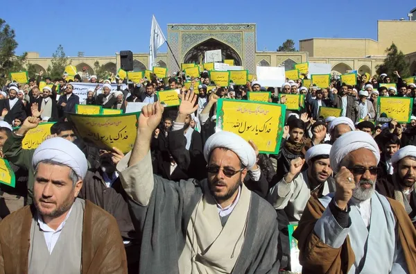 تجمع طلاب و روحانیون در دفاع از ساحت پیامبر اکرم(ص) و محکومیت اقدام هتاکانه نشریه فرانسوی &laquo;شارلی ابدو&raquo; روز سه شنبه در مدرسه فیضیه قم برگزار شد./IRNA

