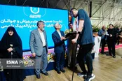 عکس: تقدیر ویژه از بلندبالاترین و کوتاه قامت‌ترین پارالمپیکی