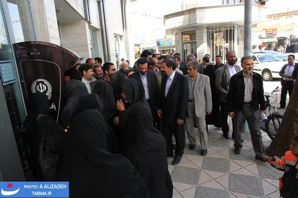 بازدید سرزده محسن رضایی از صف دریافت یارانه مردم کاشمر در سر ورودی دستگاه خودپرداز