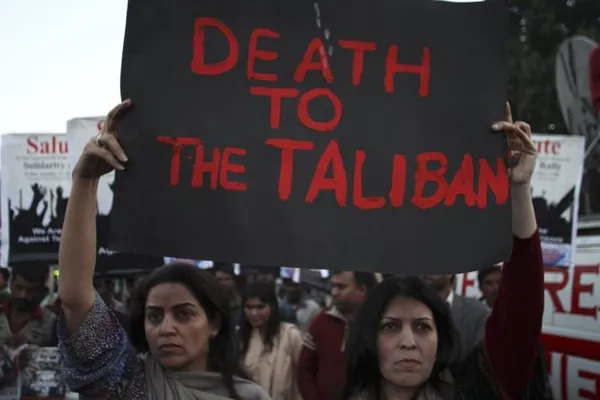 فعالان جامعه مدنی پاکستان به حمله طالبان به مدرسه ای در پاکستان که موجب کشته شدن ۱۳۲ دانش آموز کودک و نوجوان شد اعتراض می&zwnj;کنند.
