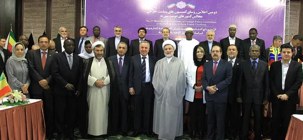 دومین نشست روسای کمیسیون&zwnj;های سیاست خارجی مجالس کشورهای دوست سوریه صبح یکشنبه با حضور علی لاریجانی رییس مجلس شورای اسلامی و نمایندگان ۲۵ کشور در تهران آغاز به کار کرد-عکس یادگاری روسای مجالس کشورها/TABNAK

