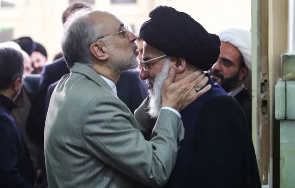 بوسه احترام رئیس سازمان انرژی اتمی بر پیشانی آیت الله شاهرودی؛مراسم یادبود مادر آیت&zwnj;الله &zwnj;سید محمود هاشمی شاهرودی، نایب رئیس اول مجلس خبرگان رهبری با حضور رئیس دفتر رهبر معظم انقلاب، رؤسای قوای مقننه و مجریه، دبیر شورای نگهبان، جمعی از مقامات لشکری و کشوری و مردم در مسجد ارگ تهران برگزار شد./ISNA
