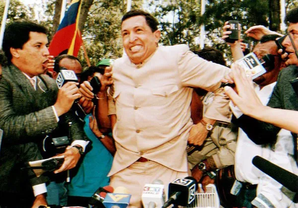 26 مارچ 1994: هوگو چاوز پس از دو سال توسط  رئیس&zwnj;جمهور وقت، رافائل کالدرا، مورد عفو قرار گرفت. او که در زندان از هم رزمانش خواسته بود سلاح های خود را زمین بگذارند پس از آزادی از زندان وارد عرصه سیاسی شد و تلاش کرد از طریق سیاسی به قدرت برسد.