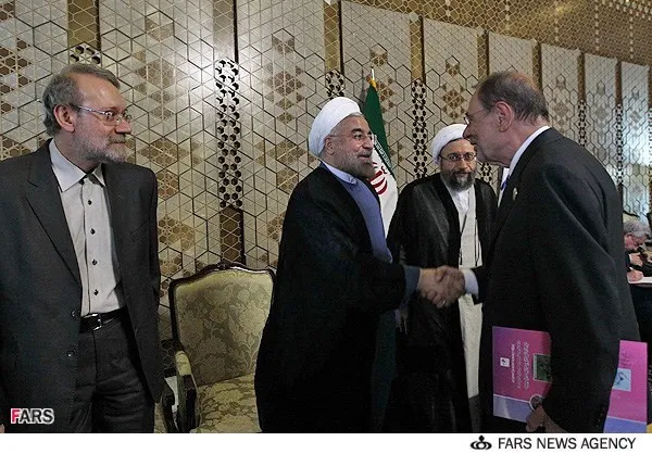 خوش و بش روحانی و سولانا و نگاه جالب برادران لاریجانی