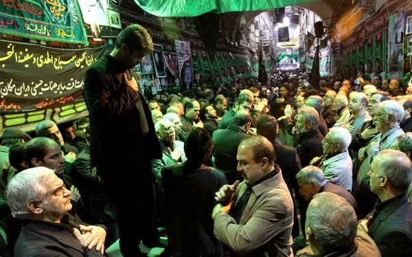 مراسم عزاداری سالار شهیدان، اباعبدالله الحسین (ع) روز یکشنبه مصادف با هشتم محرم ۱۴۳۶ هجری قمری در بازار تهران برگزار شد./IRNA
