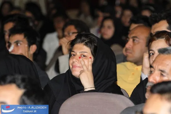 شرکت کنندگان در سالن شورای شهر کرمان و شنیدن سخنان دبیر تشخیص مصلحت نظام