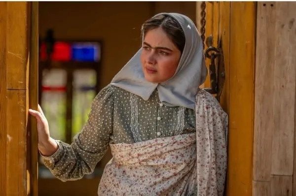 فرزانه فرنام در نمایی از سریال بامداد خمار