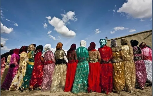  احیای آیین&zwnj;های بومی ـ جشن رنگ یک ایرانی 