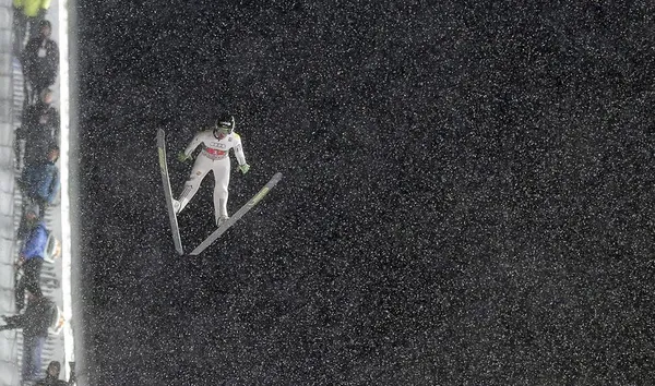 پرش عالی پیتر پروس از اسلوونی در جریان مسابقات پرش با اسکی در آلمان./AP 

