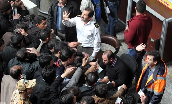 زائرانی که روزهای گذشته برای مراسم عزاداری دهه آخر صفر به مشهد سفر کرده بودند با وجود تمهیدات اندیشیده شده لازم، برای بازگشت به شهر خود با مشکلاتی روبرو شدند
