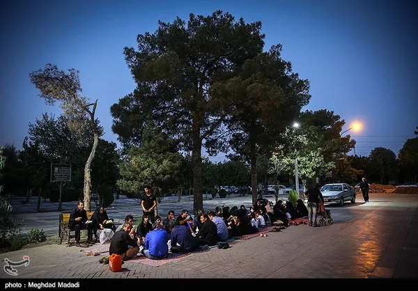 افطاری در جوار قبور شهدا
پنج&zwnj;شنبه ۲۷ تیر ۱۳۹۲

