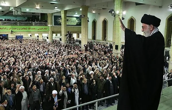 در آستانه سالروز قیام ۱۹ دی سال ۱۳۵۶، هزاران نفر از علما، فضلا، روحانیون و قشرهای مختلف مردم قم با حضرت آیت الله خامنه&zwnj;ای رهبر معظم انقلاب اسلامی دیدار کردند./Leader O.W
