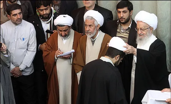 مراسم عمامه گذاری طلاب توسط مراجع عظام قم همزمان با ولادت رسول اکرم (ص) در قم برگزار شد/مهر
