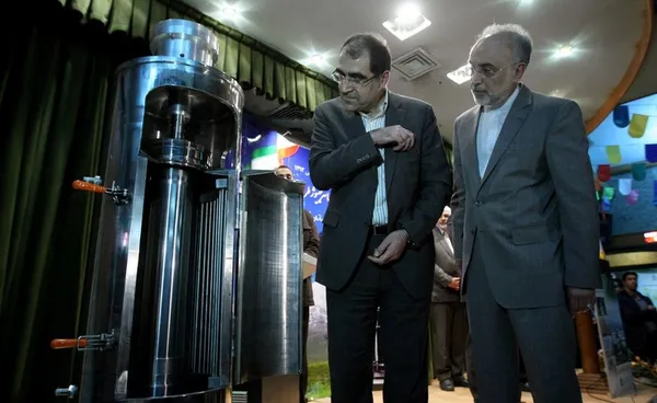 مراسم رونمایی از سانتر&zwnj;یفیوژ توبولار در انستیتو&zwnj; پاستور با حضور علی اکبر صالحی رئیس سازمان انرژی اتمی، سورنا ستاری معاون علمی و فن&zwnj;آوری ریاست جمهوری، حسن قاضی&zwnj;زاده هاشمی وزیر بهداشت، درمان و آموزش پزشکی و مصطفی قانعی رئیس انستیتو پاستور برگزار شد. /IRNA