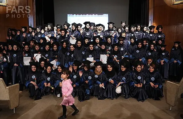 عکس یادگاری دانشجویان در جشن دانش آموختگی