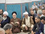 اقامه نماز سید محمد خاتمی بر پیکر خواهرش + عکس
