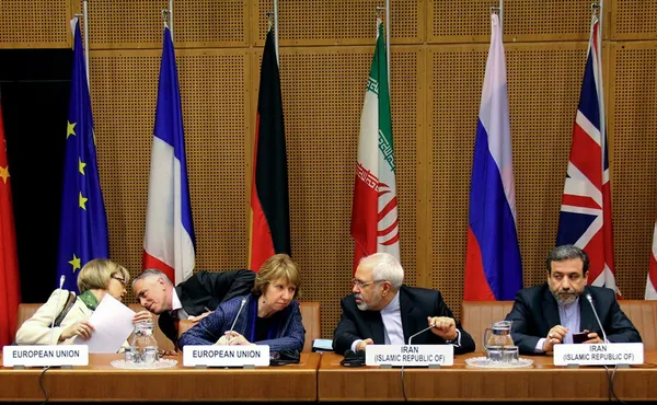 نشست رسمی هیأت&zwnj;های مذاکره کننده هسته ای جمهوری اسلامی ایران و ۱+۵ در مقر اروپایی سازمان ملل متحد به ریاست &laquo;محمد جواد ظریف&raquo; وزیر امور خارجه و &laquo;کاترین اشتون&raquo; مسئول سیاست خارجی اتحادیه اروپا./IRNA
