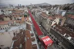 این کنسرت برای جانباختگان نسل‌کشی جنگ داخلی بوسنی در سارایوو برگزار شد.
Amel Emric / AP
