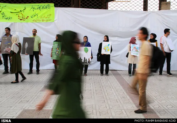 نمایشگاه خیابانی کاریکاتور و پوستر "مهربانی با طبیعت" در حمایت از نجات کوه&zwnj;شاه - کرمان
دوشنبه 18 شهریور ماه 1392
