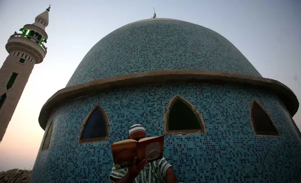 قرائت قرآن توسط یک فلسطینی در نخستین روزهای ماه مبارک رمضان در مجوطه مسجدی در شهر جنین در کرانه باختری
Saif Dahlah/AFP/Getty Images
