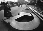 25 دسامبر 1991؛مسکو؛ پیر زن به داس و چکشی که روزگاری نماد پر ابهت اتحاد جماهیر شوروی بود نگاه می کند که اکنون روی زمین افتاده
