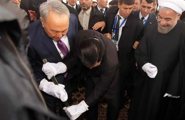 راه آهن ایران ، ترکمنستان و قزاقستان روز (چهارشنبه) با حضور حسن روحانی ، قربانقلی بردی محمداف و نور سلطان نظر بایف روسای جمهوری اسلامی ایران ، ترکمنستان و قزاقستان افتتاح شد./IRNA
