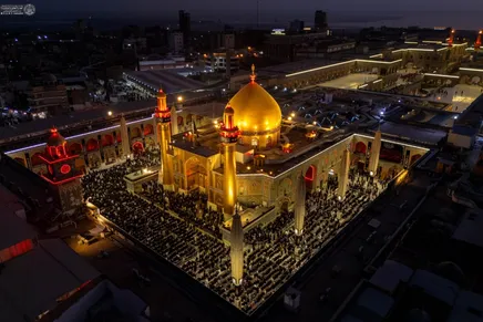 عکس: نماز جماعت حرم امام علی در شب رحلت پیامبر (ص)