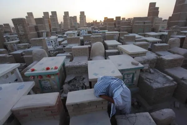 تصویر یک مرد در قبرستان وادی&zwnj;السلام در نجف./Reuters
