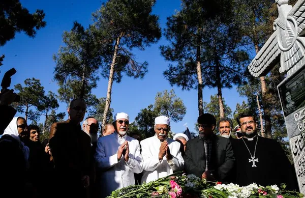 همزمان با پنجمین روز از ایام الله دهه فجر انقلاب اسلامی که به عنوان &laquo;انقلاب اسلامی، ایمان، جهاد و شهادت&raquo; نامگذاری شده است، &zwnj;در مراسمی با عنوان &laquo;میهمانی لاله&zwnj;ها&raquo; در بیش از ۱۸ هزار گلزار شهدای انقلاب اسلامی و جنگ تحمیلی در سراسر کشور، مزار شهدا، عطرافشانی و گلباران و گلریزان شد. /ISNA

