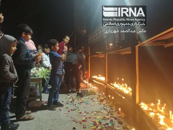 حضور شماری از بوشهری ها در محل مجتمع اداری مسکونی ملی نفتکش و اهدا دسته گل و روشن کردن شمع به یاد کارکنان کشتی نفتکش سانچی