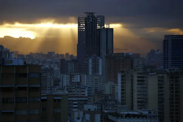 بلندمرتبه ترین ساختمان زاغه نشین و مملو از بی خانمان ها در کاراکس واقع در ونزوئلا - این ساختمان نمایی شبیه هتل های مجلل از دور دارد و اما از نزدیک چیزی جز محل زندگی فقرا و بی خانمان ها نیست. /Reuters
