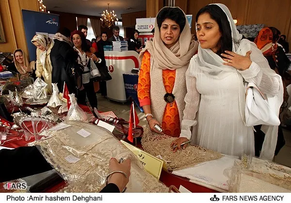 بازارچه خیریه زنان سفرا در دفتر مطالعات وزارت امور خارجه
17 بهمن 1391