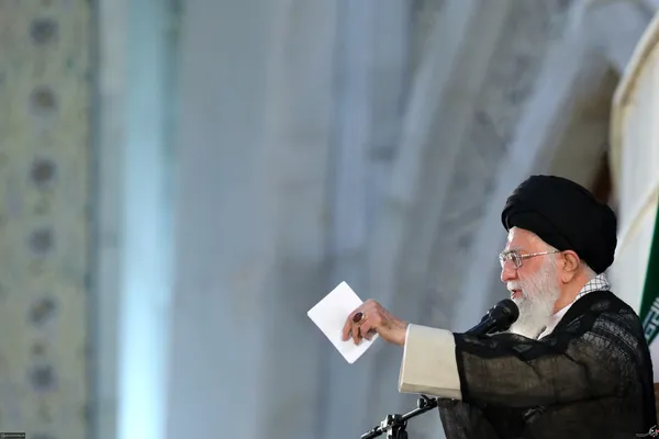 رهبر معظم انقلاب در مراسم سالگرد ارتحال امام خمینی : ملت و دولت ایران تحمل نمی&zwnj;کند، هم تحریم شود و هم &laquo;حبس هسته&zwnj;ای&raquo; باشد. سازمان انرژی هسته&zwnj;ای موظف است، از فردا سریع آمادگی لازم برای رسیدن به 190 هزار سو را فعلا در چارچوب برجام فراهم کند و برخی مقدمات دیگر را که رئیس&zwnj;جمهور دستور داده آغاز کند. 
در رسانه ها برای این بیانات رهبری تعبیر فرمان هسته ای به کار رفت.