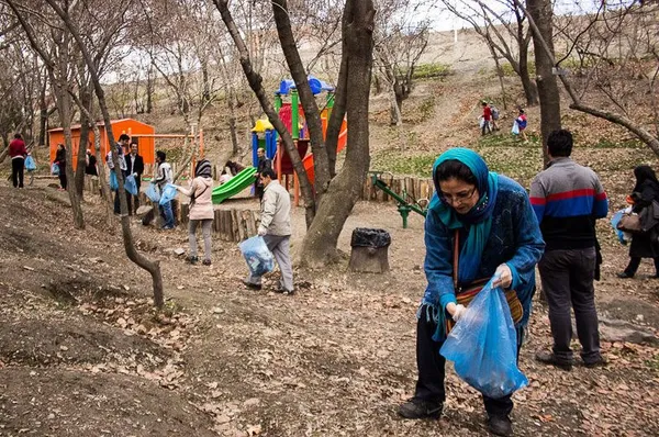 پاکسازی بوستان وکیل&zwnj;آباد مشهد توسط گروه های مردمی./ISNA
